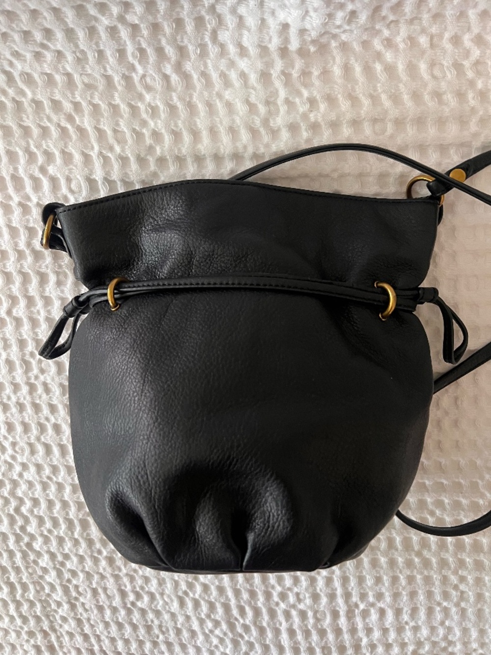 HOBO Black Pebbled Leather Bucket Bag Crossbody Drawstring Brass Hardware - Picture 2 of 16